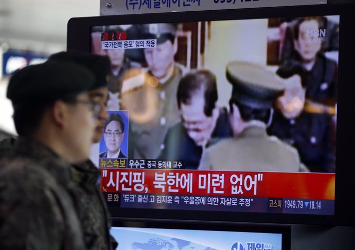 Soldados surcoreanos ven noticias de  Jang Song Thaek,