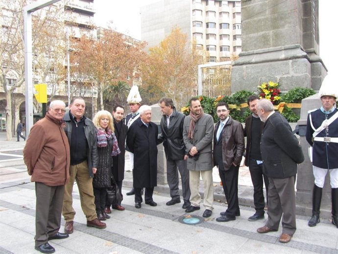 Militantes de Compromiso con Aragón depositan corona laurel ante Justicia