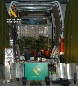 Droga y material incautados en la 'Operación Fumeiro'.