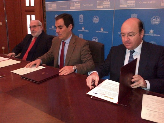 Nieto (centro) en la firma con Bayón y Navas