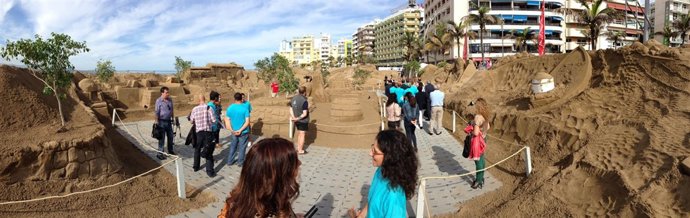 Panorámica del belén de arena navideño en Las Canteras