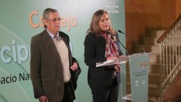 La consejera de Medio Ambiente, María Jesús Serrano, junto a Miguel Delibes.