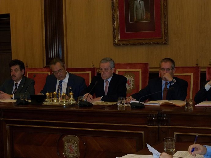 Emilio Gutiérrez,  junto a otros componentes del equipo de Gobierno.