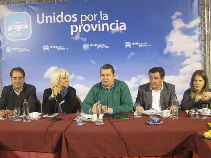 Mesa principal del desayuno de navidad ofrecido por el PP de Cádiz