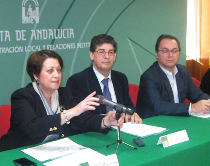 Diego Valderas, en el centro, este viernes