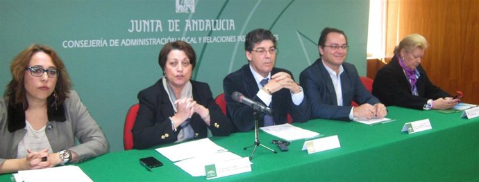 Diego Valderas, en el centro, este viernes en la rueda de prensa