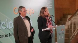 La consejera de Medio Ambiente, María Jesús Serrano, junto a Miguel Delibes.