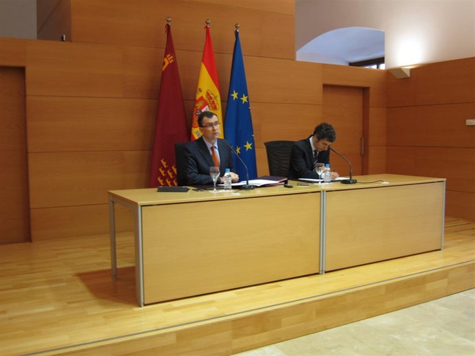 El portavoz del Gobierno regional comparece en rueda de prensa junto a Cruz