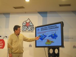 El portavoz nacional del BNG, X. Vence, muestra gráficos de producción eléctrica
