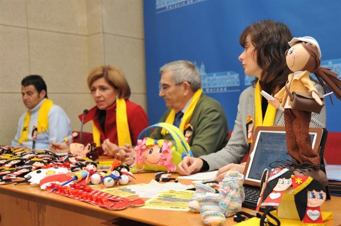 Botella y García junto a otros responsables del colectivo en la presentación