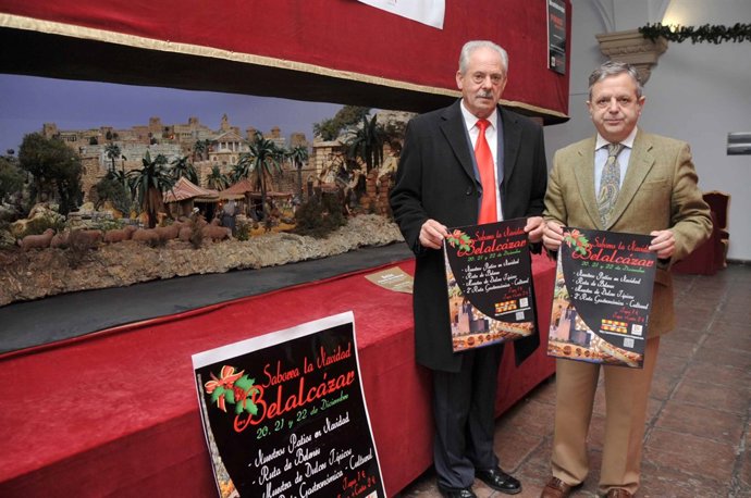 Vigara y Fuentes con el cartel de la actividad y ante el Belén de la Diputación