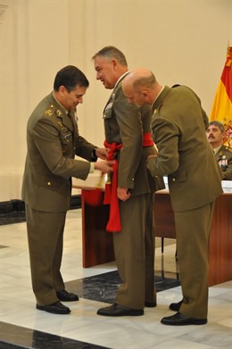 Ruiz Olmos, en el momento en que se le ha impuesto la faja de general