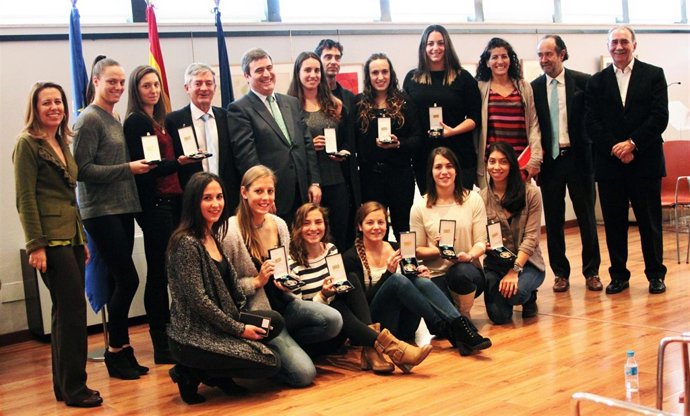 Cardenal entrega la ROMD a la selección española femenina de waterpolo