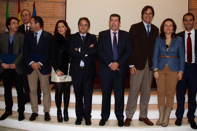 Entrega galardón en la Facultad de Turismo de la UMA