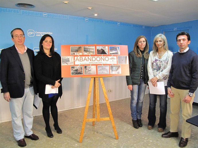 Los populares exponen las fotografías.