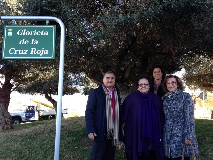 María del Carmen Rodríguez Hornillo (derecha) en la inauguración de la glorieta
