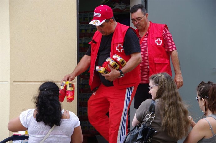 Reparto de alimentos de Cruz Roja