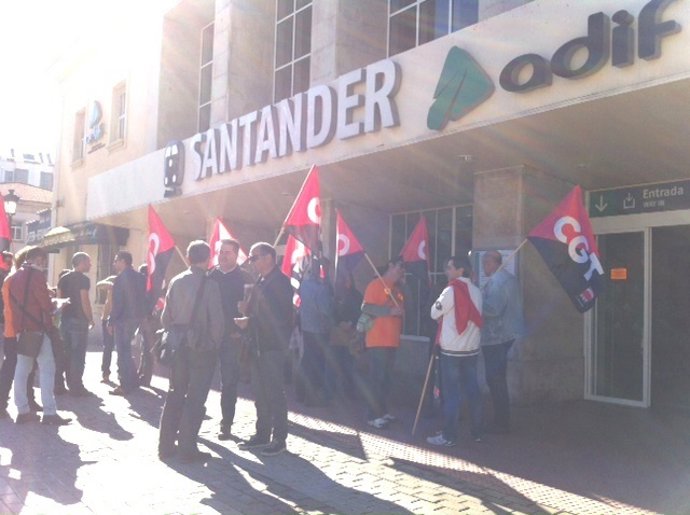 Concentración de trabajadores de Renfe en la estación de Santander