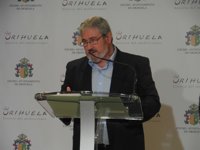 Monserrate Guillén, alcalde de Orihuela, dice estar "indignado" ante una moción firmada por "imputados"