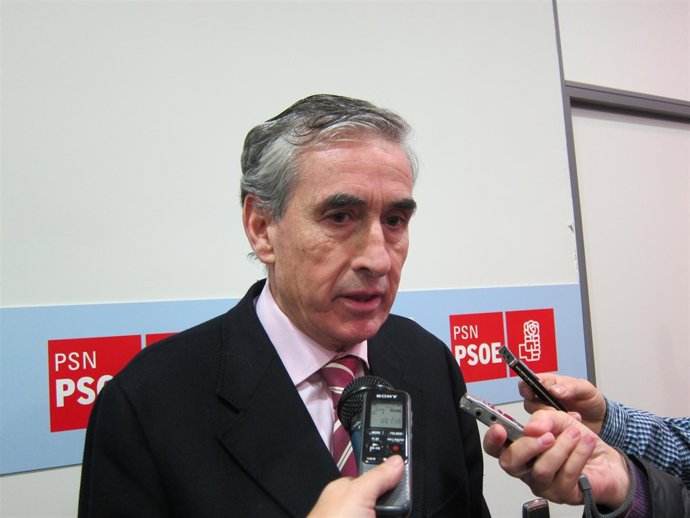 El diputado del PSOE Ramón Jáuregui atendiendo a los periodistas