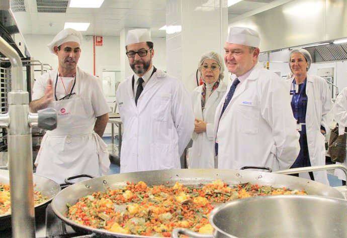 El chef Quique Dacosta visita la cocina del hospital La Fe de Valencia