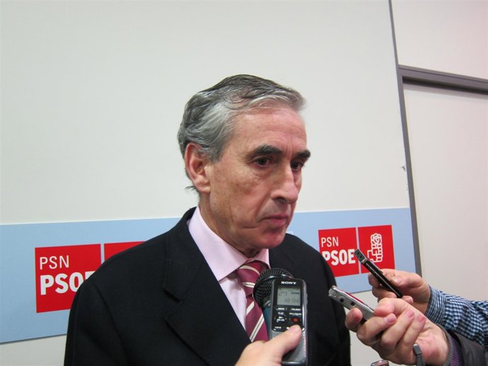 Ramón Jáuregui atendiendo a los periodistas en Pamplona