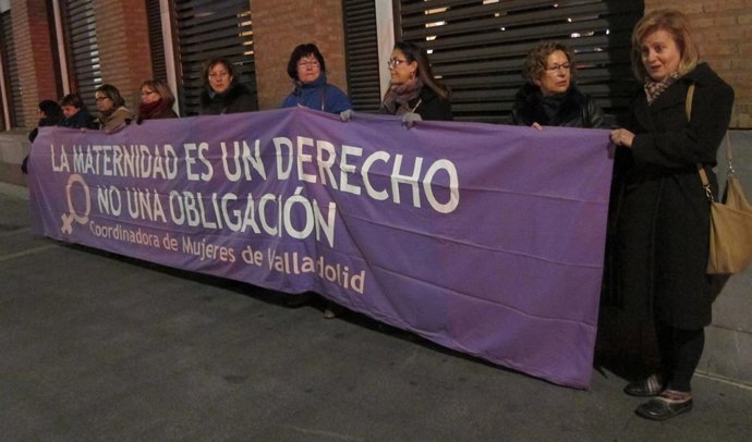 Un grupo de mujeres porta una pancarta en Valladolid a favor del aborto 