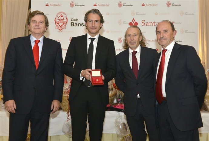 El alcalde recibe la insignia de oro del Club Bansander