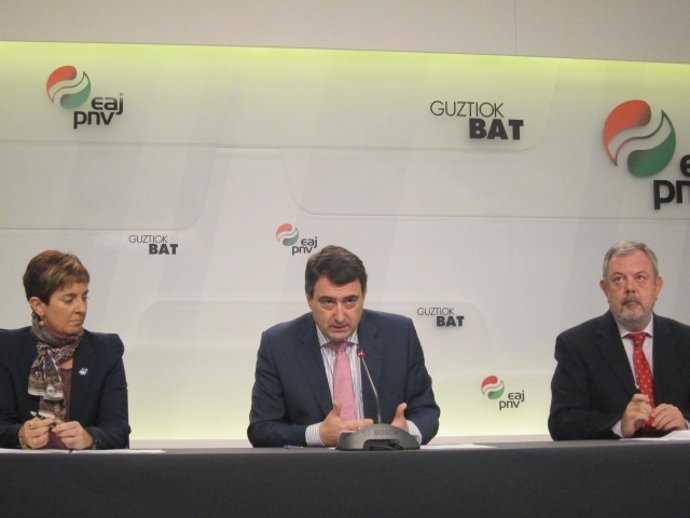 Arantza Tapia, Aitor Esteban y Pedro Azpiazu