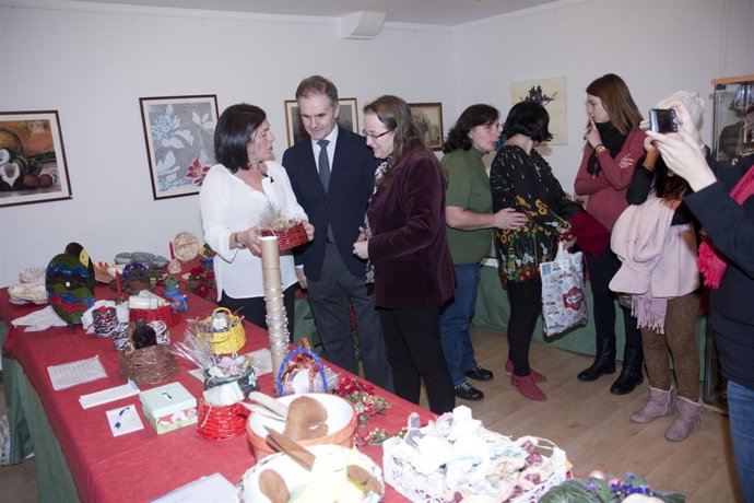 La consejera y el director general en el rastrillo benéfico