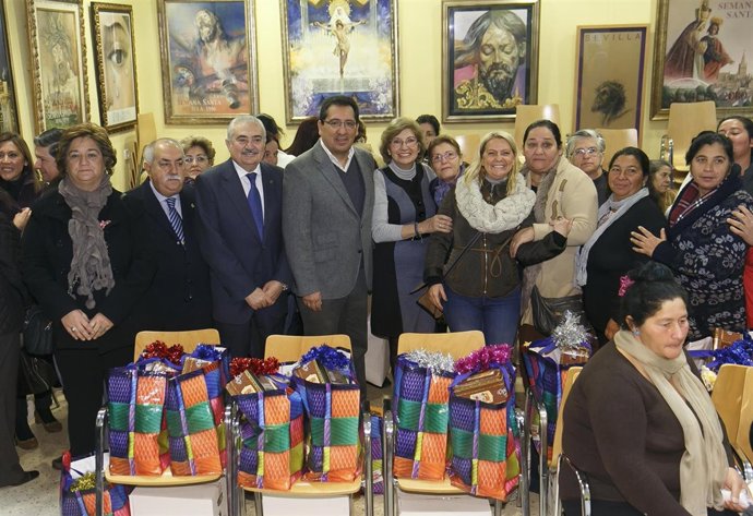 Foto de Familia en la entrega de cajas de alimentos 'Andaluces Compartiendo'