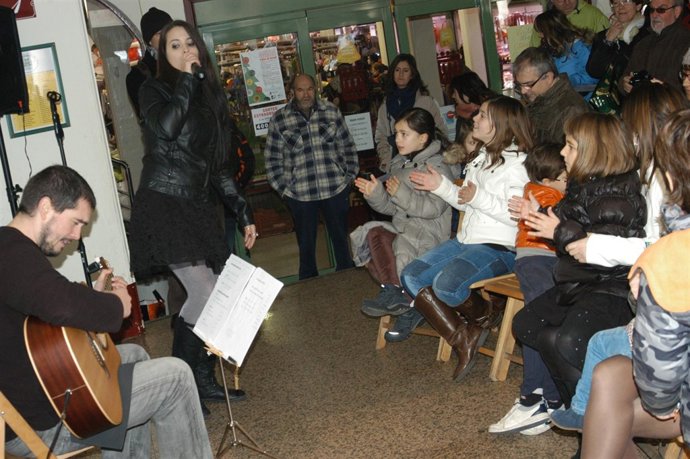 Two in Harmony actúa en el Mercado de San Blas