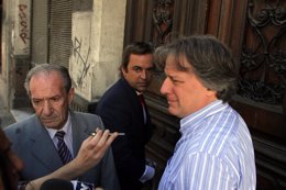 El ya ex ministro de Economía de Uruguay, Fernando Lorenzo, con camisa de rayas.