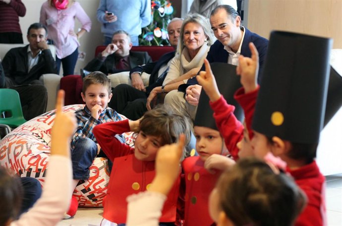 Llombart en su visita a la casa Ronald McDonald de Valencia