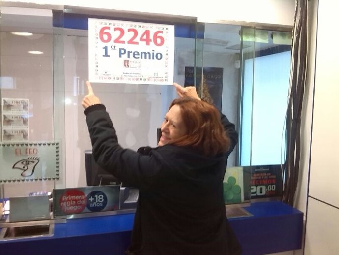 La lotera coloca el cartel con el 'Gordo'