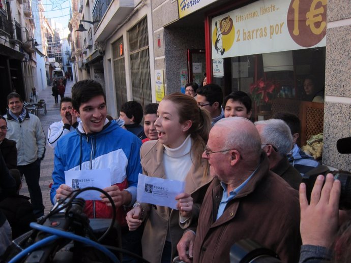 La joven María muestra la fotocopia del décimo agraciado con el Gordo de Navidad