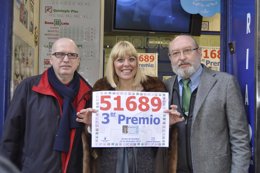 Los loteros Javier Sánchez y Yolanda Delgado junto con el delegado de Loterías.