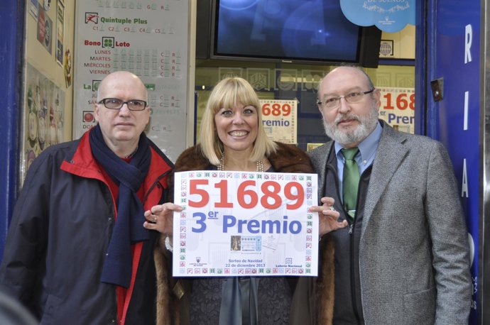 Los loteros Javier Sánchez y Yolanda Delgado junto con el delegado de Loterías.