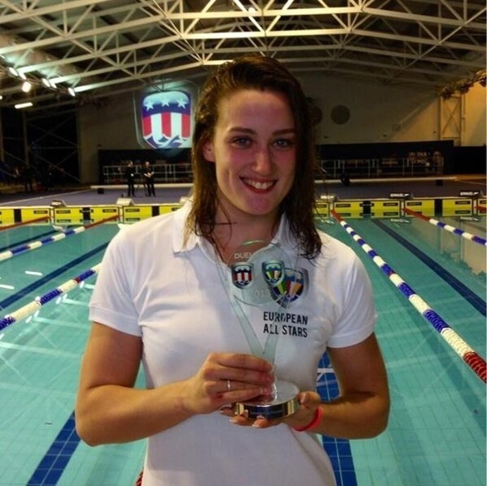 Mireia Belmonte recibe el premio a la mejor nadadora del 'Duel in the Pool'