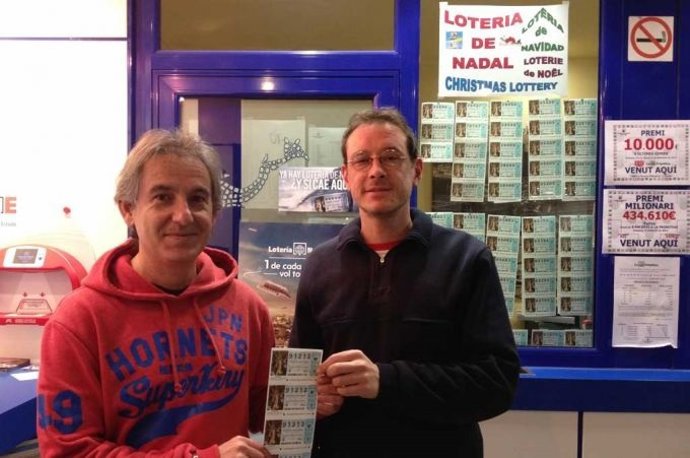 El lotero de L'Anxova Milionària F.Pons muestra 'el número de Messi'
