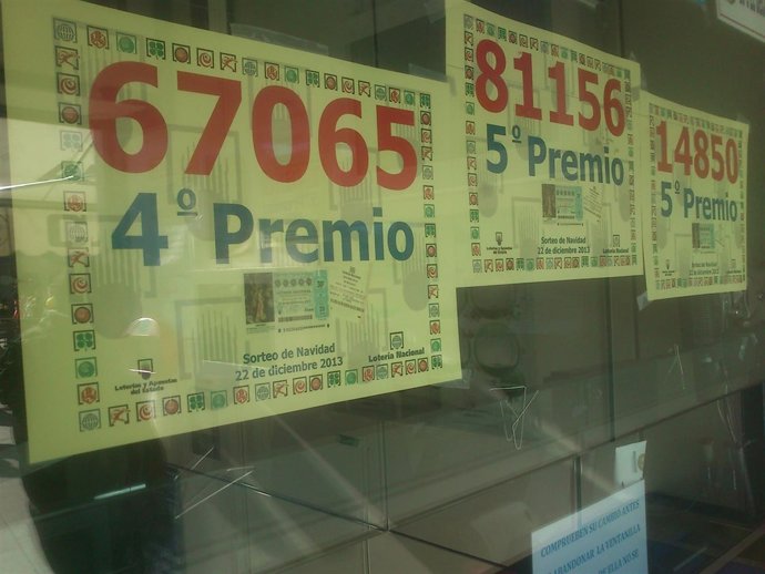 La Administración nº 12 muestra los carteles con los tres premios que ha vendido