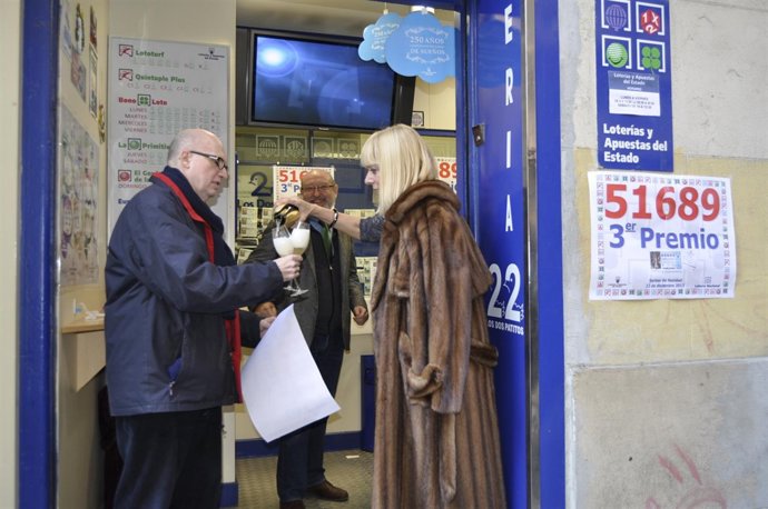 Los titulares de la Administración 'Los dos patitos' celebran el tercer premio.