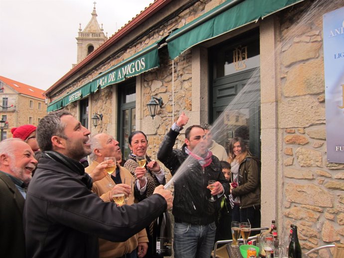 Una de las familias agraciadas con el premio Gordo de Navidad en O Rosal