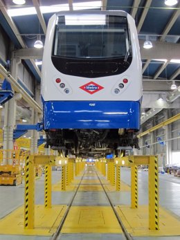 Tren de metro en las cocheras