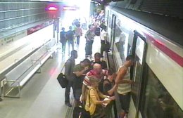 Un grupo de carteristas en un vagón de un tren