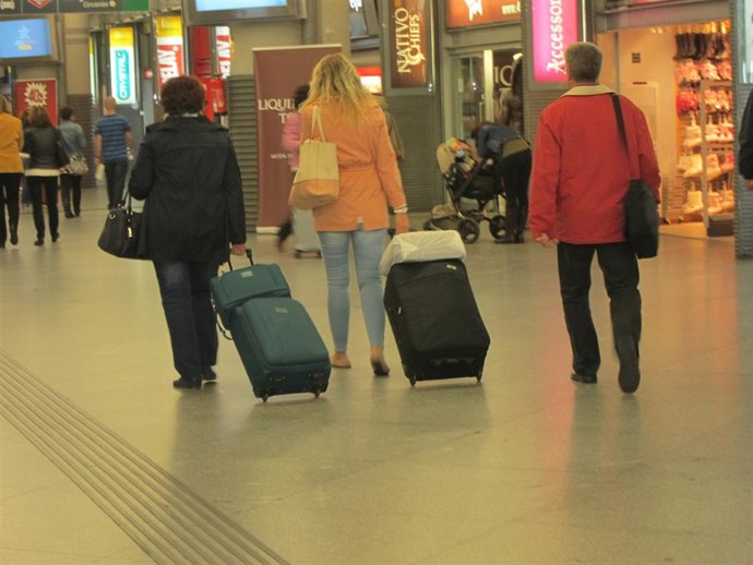Viajeros en la estación de Atocha (Madrid)