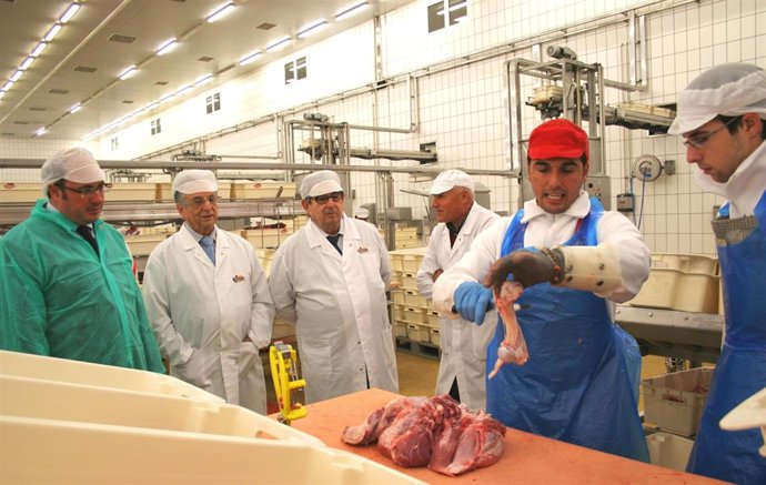 Pedro Antonio Sánches y Tomás Fuertes observan a un isntructor y su aprendiz