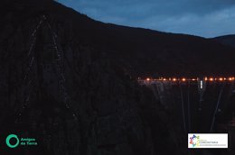 Árbol de Navidad iluminado en la central Eléctrica de San Esteban (Orense)