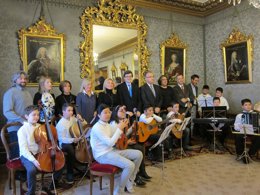 Alumnos y profesores del Colegio Vázquez de Mella con Iribas, Maya y Ramos.