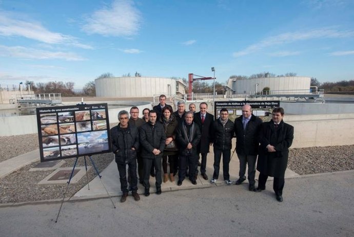 Esparza y autoridades, en la depuradora de Fustiñana.